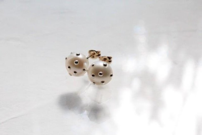 Silver Rose Pearl Earrings - ต่างหู - โลหะ 