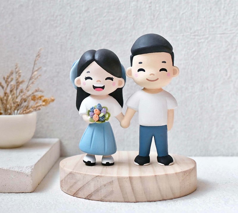 カスタマイズされたキャラクター人形、かわいい小さな木彫り 2 体、結婚祝い、人形用のカスタムメイドの癒しの装飾 - 置物 - 木製 多色