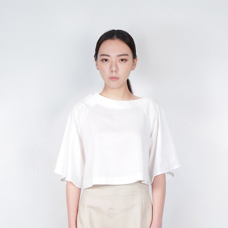 Black and white cut SS asymmetric neckline raglan top off-white - เสื้อผู้หญิง - ผ้าฝ้าย/ผ้าลินิน ขาว