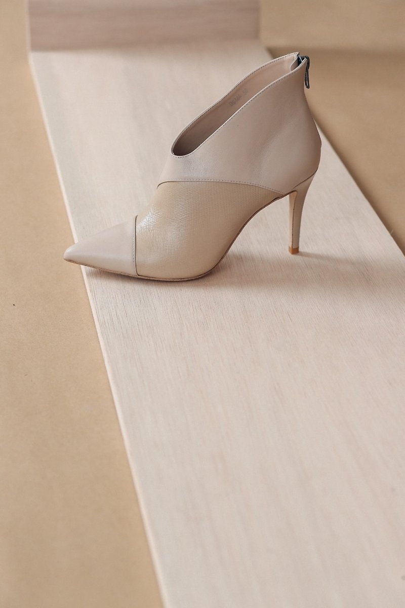 V-shaped oblique cut with fine leather apricot apricot - รองเท้าบูทสั้นผู้หญิง - หนังแท้ สีกากี