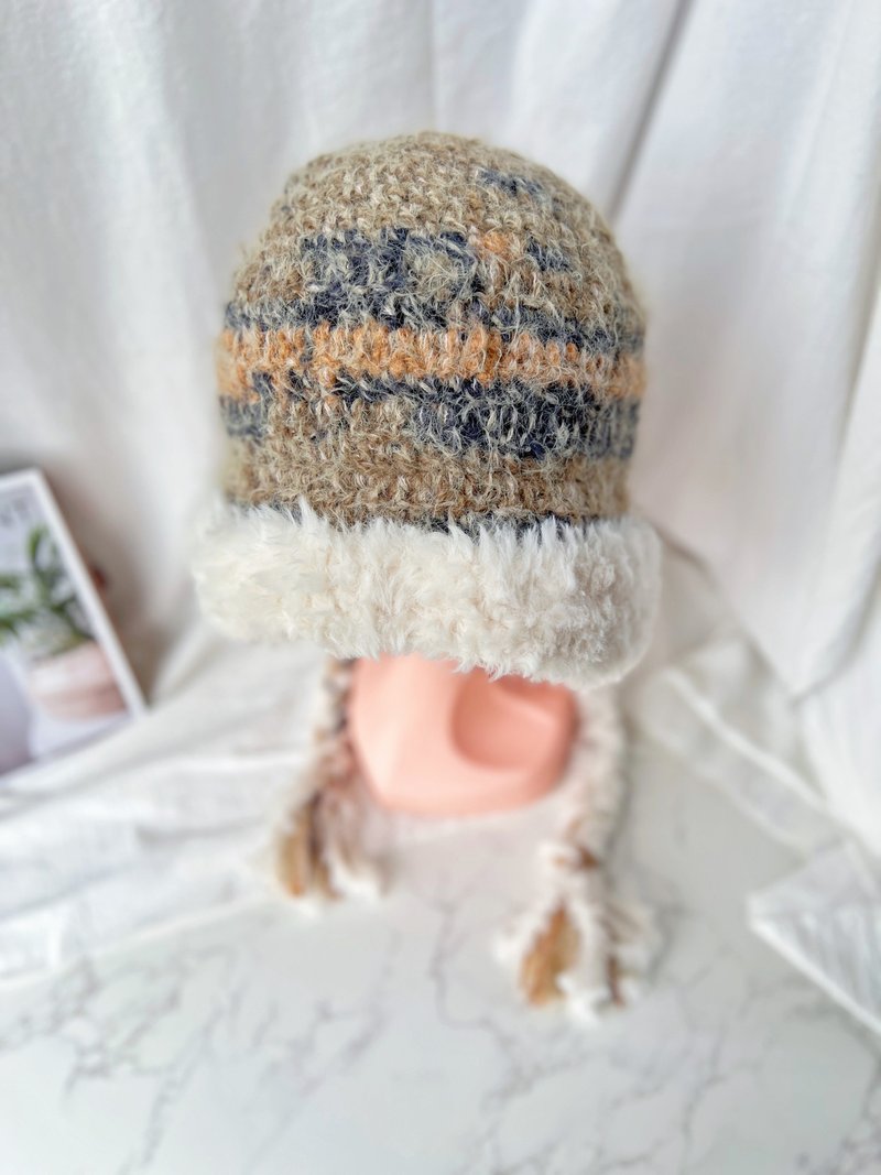 [Rabbit Belle] Versatile warm ear protection hat for autumn and winter - retro contrasting satin-dyed coffee color - หมวก - ขนแกะ ขาว