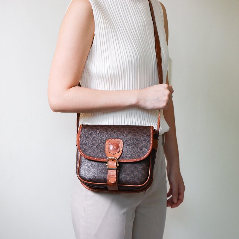 Vintage Celine Dark Brown Monogram Buckle Flap Shoulder Bag - กระเป๋าแมสเซนเจอร์ - หนังแท้ หลากหลายสี