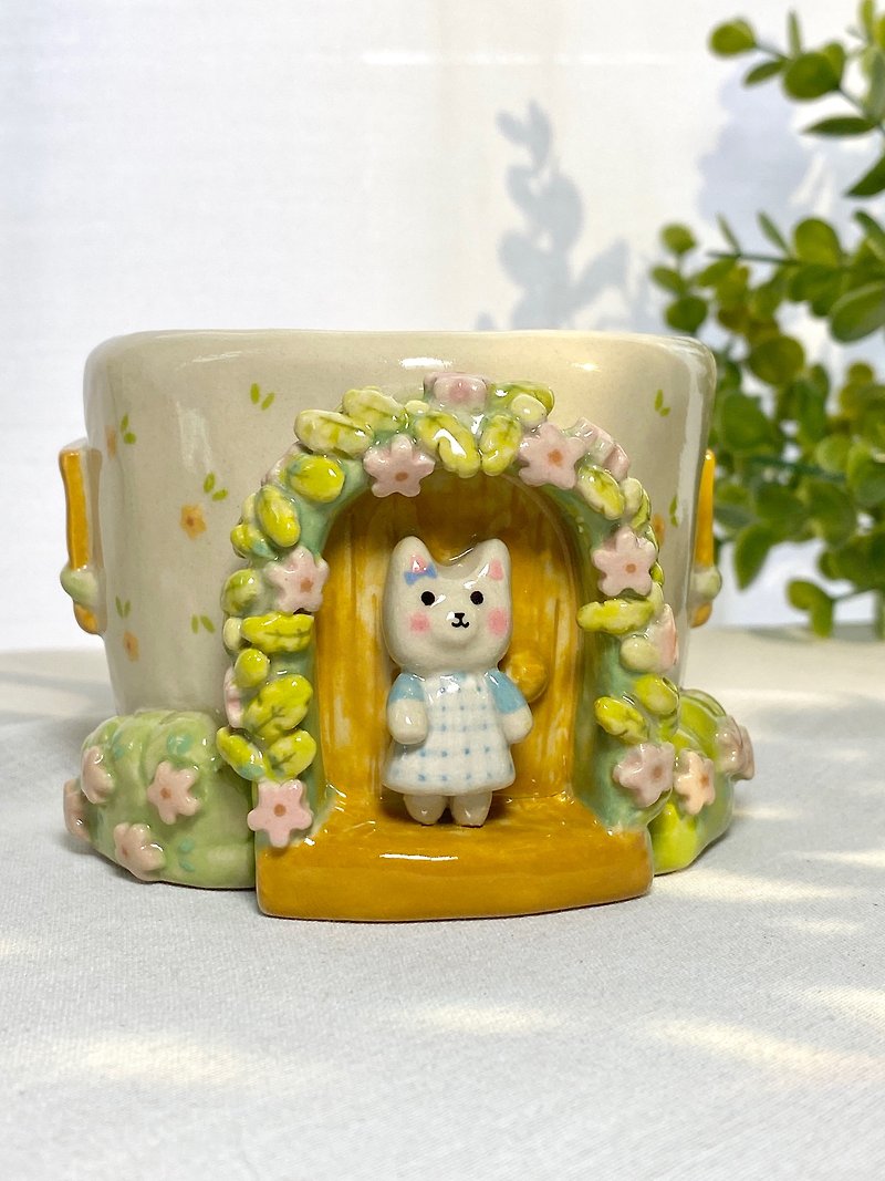 庭に咲くかわいい猫と花柄の手作り陶器マグカップです。 - マグカップ - 陶器 多色