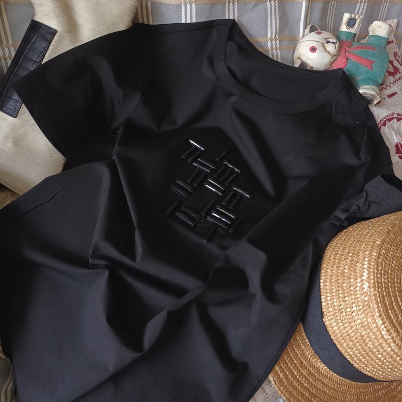 百搭手縫長方黑膠珠幾何圖案簡約直身棉彈高端 smart casual TEE - 女 T 恤 - 棉．麻 黑色