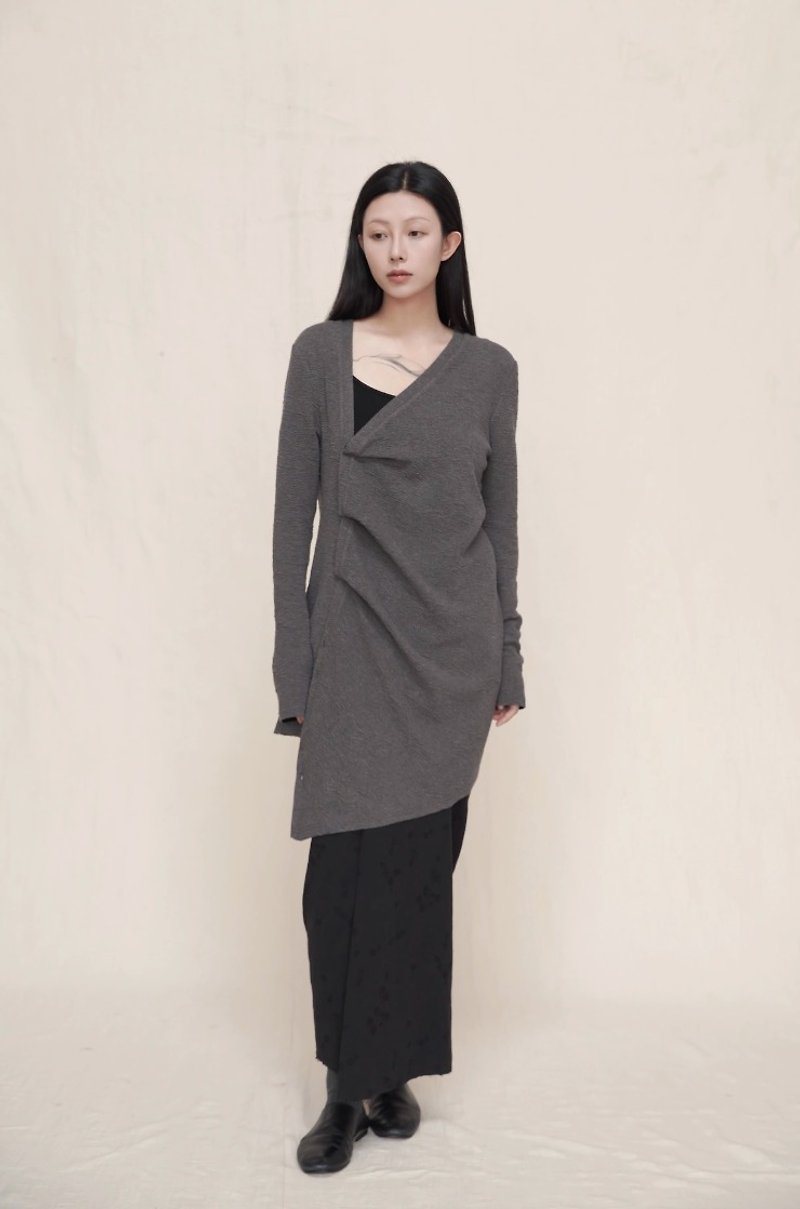 New Chinese style minimalist jacquard texture irregular knitted cardigan - สเวตเตอร์ผู้หญิง - วัสดุอื่นๆ สีเทา