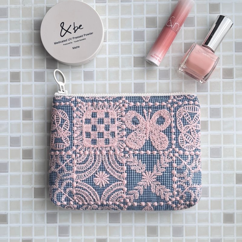 mina perhonen forest tile 総刺繍　蝶　コスメポーチ - 化妝包/收納袋 - 棉．麻 粉紅色