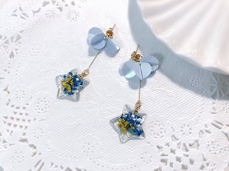 Fun Amusement Park Series - Blue Star Bouquet Handmade Embossed Dry Flower Drapery Two Handmade Earrings Ear Ears/Ear clips - ต่างหู - วัสดุอื่นๆ สีน้ำเงิน