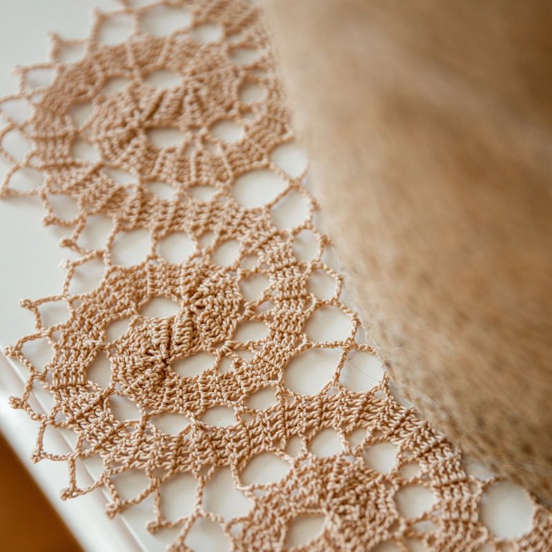 桌旗 | 家飾品 | 桌巾 | 手工鉤針編織桌巾 | 東歐風桌墊 White and beige lace doily for table decor - ผ้ารองโต๊ะ/ของตกแต่ง - ผ้าฝ้าย/ผ้าลินิน 