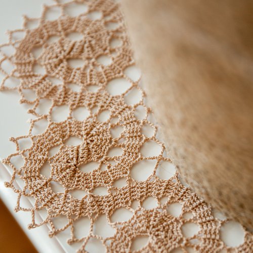 Crochet Fashion Studio Janine 桌旗 | 家飾品 | 桌巾 | 手工鉤針編織桌巾 | 東歐風桌墊 White and beige lace doily for table decor