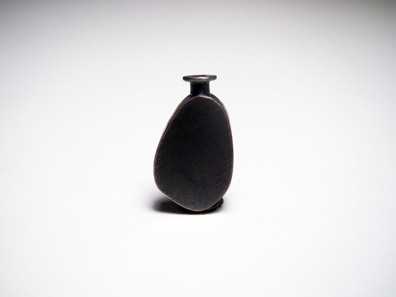 【YunShao Jewelry】Vase 系列  #c18 瓶子胸針 - 心口針/胸針 - 銀 黑色