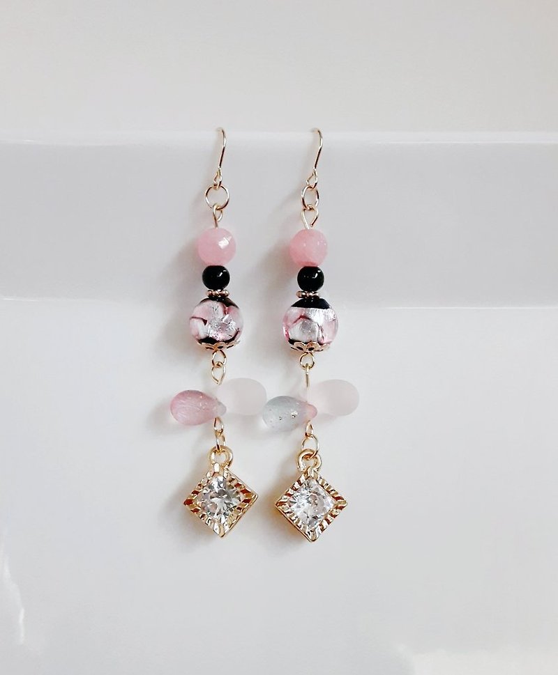 Dangling earrings in cherry blossom color with glass bead beads and teardrop beads with dangling zirconia-like charms Pink color Glass beads Gift Can be changed to hypoallergenic earrings or Clip-On - ต่างหู - แก้ว สึชมพู