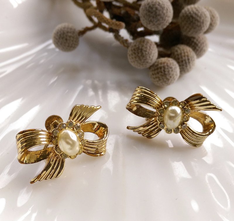 【西洋古董飾品/年代老件】1970's  CORO 可愛蝴蝶結緞帶栓式耳環 - 耳環/耳夾 - 其他金屬 金色