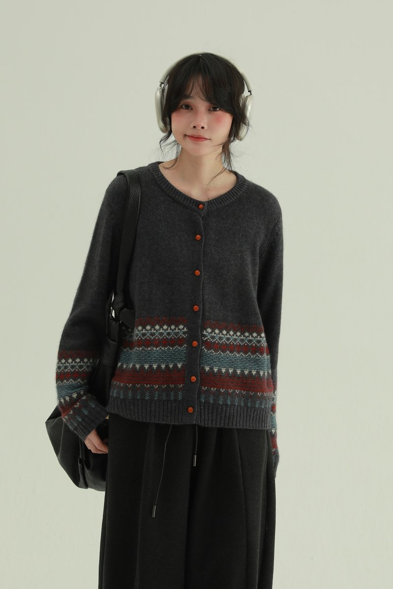 Nomadic Sweater with Snowflake and Fair Isle Jacquard Design in Three Colors | Soft & Sweet Knit Top Cardigan - สเวตเตอร์ผู้หญิง - ขนแกะ สีเทา