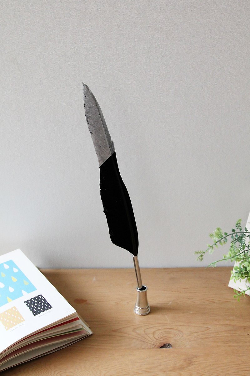 Japan Magnets luxury style feather shape black ball pen (black silver mix) - spot - ปากกา - โลหะ สีดำ