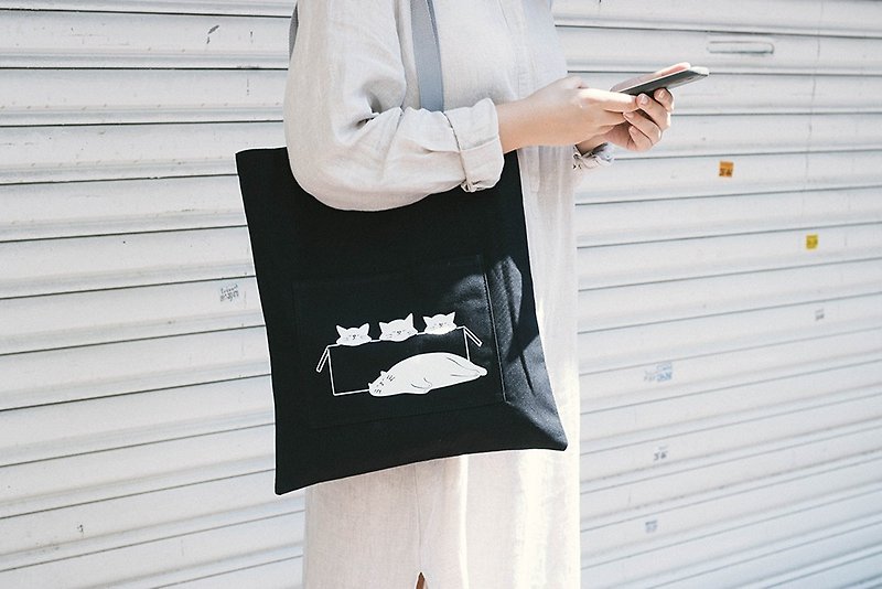 Box cat canvas bag - กระเป๋าถือ - วัสดุอื่นๆ สีดำ