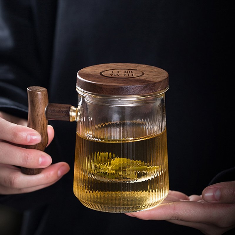 [Useless Daily] Vertical Grain Tea Cup/Heat Resistant Glass Cup/Tea Water Separator Cup/Solid Wood Handle/Tea Pot - ถ้วย - แก้ว สีนำ้ตาล