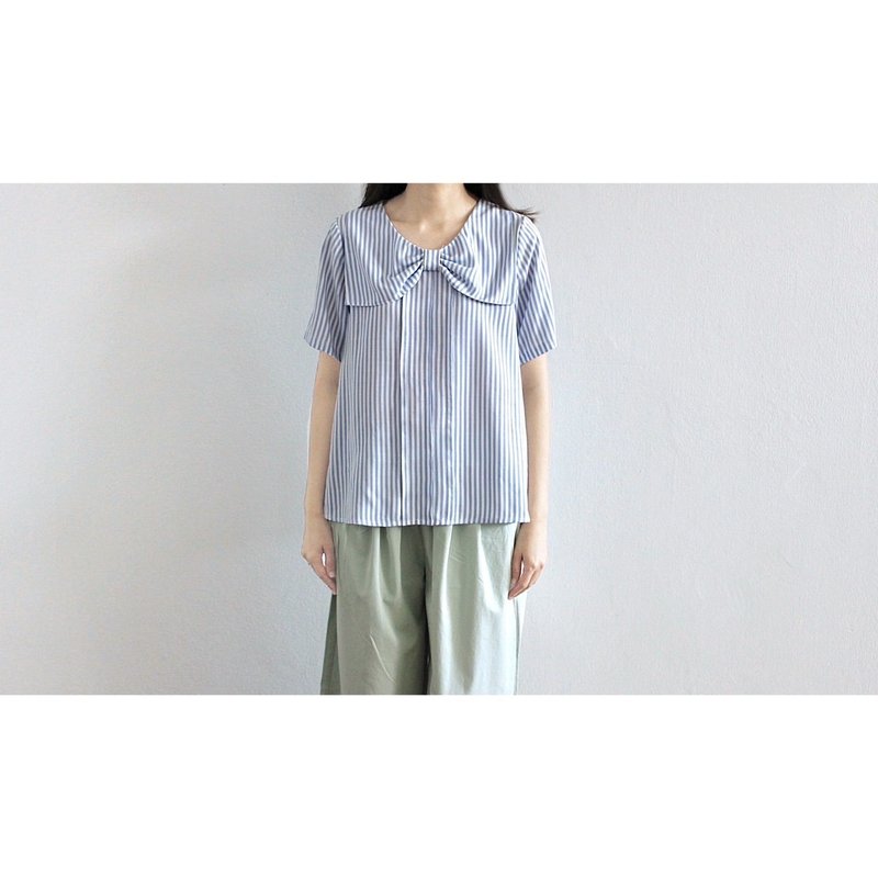 Blue and white striped bow-neck short-sleeved shirt - 女上衣/長袖上衣 - 其他材質 