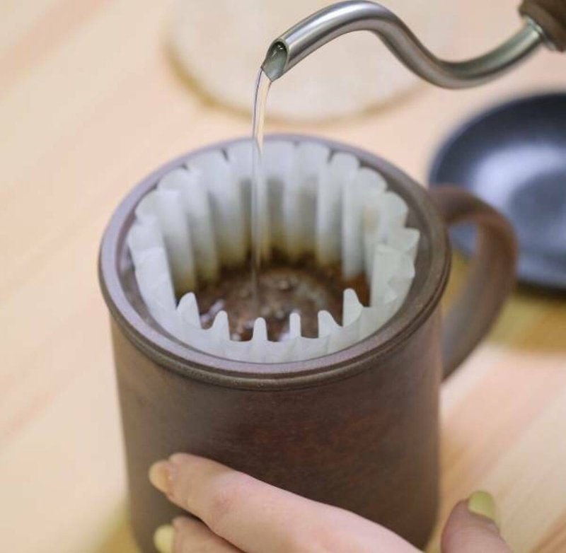 陶作坊x不二堂│T&C-MUG 老岩泥馬克杯(火/炎焱)-含墊片 - 咖啡杯 - 其他材質 咖啡色