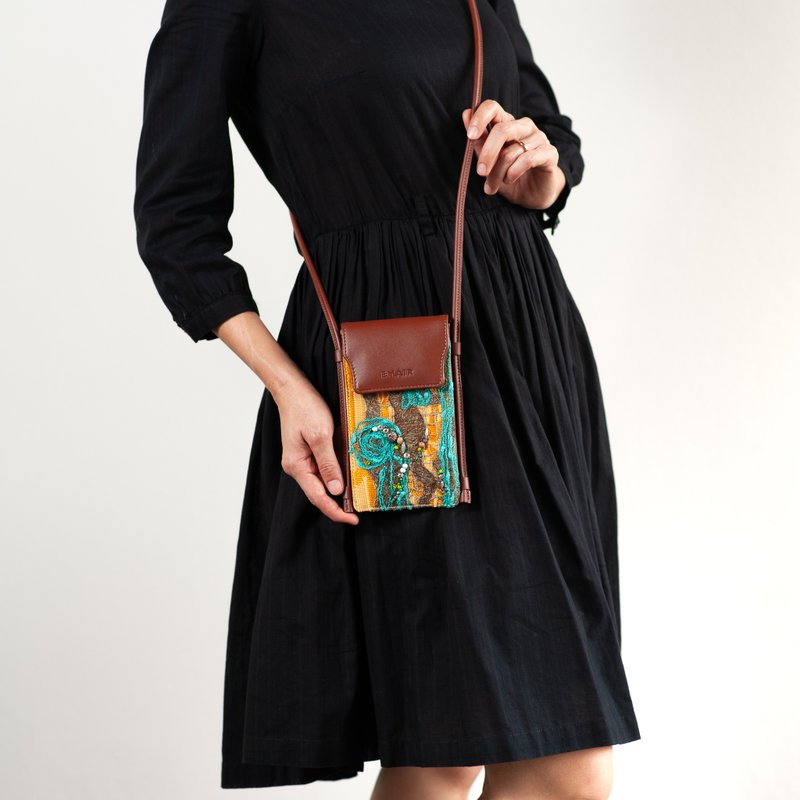 Emair Rainforest No. 4 - กระเป๋าใส่โทรศัพท์ หนังแท้ ปักลาย ใบเดียวในโลก - อื่นๆ - หนังแท้ สีนำ้ตาล