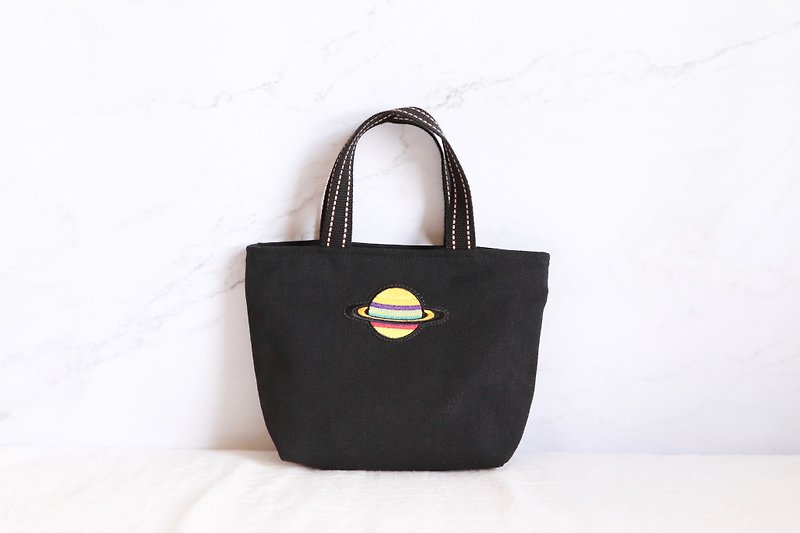 Cosmic Planet Embroidered Eco Bag Tote - กระเป๋าถือ - ผ้าฝ้าย/ผ้าลินิน สีดำ