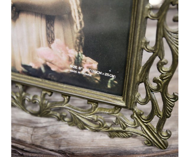 台湾ヴィンテージ。透かし彫り鉄製ブロンズゴールド金属フォトフレーム