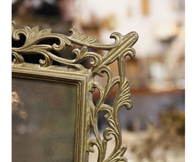 台湾ヴィンテージ。透かし彫り鉄製ブロンズゴールド金属フォトフレーム