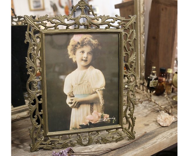 台湾ヴィンテージ。透かし彫り鉄製ブロンズゴールド金属フォトフレーム