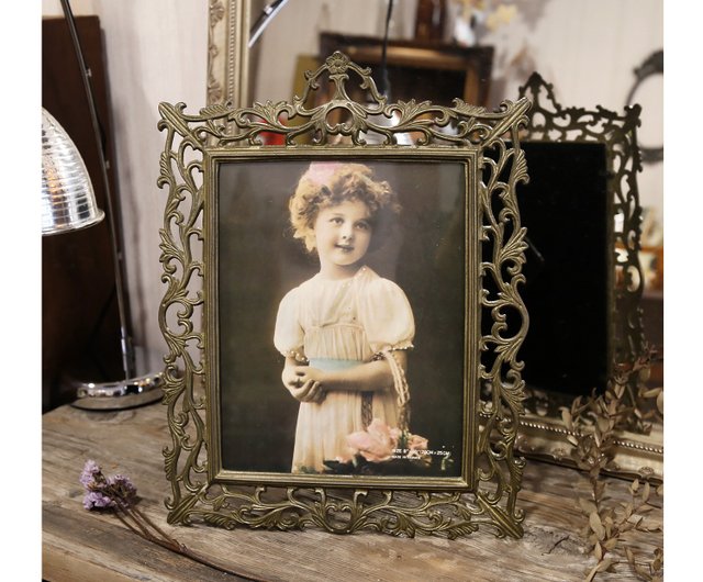 台湾ヴィンテージ。透かし彫り鉄製ブロンズゴールド金属フォトフレーム