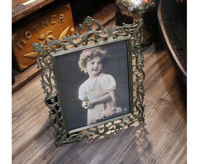 台湾ヴィンテージ。透かし彫り鉄製ブロンズゴールド金属フォトフレーム