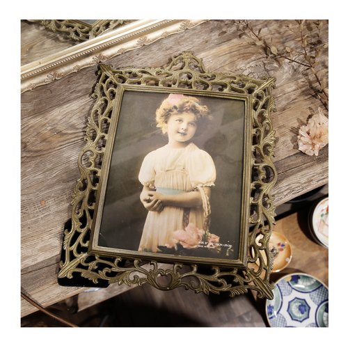 台湾ヴィンテージ。透かし彫り鉄製ブロンズゴールド金属フォトフレーム