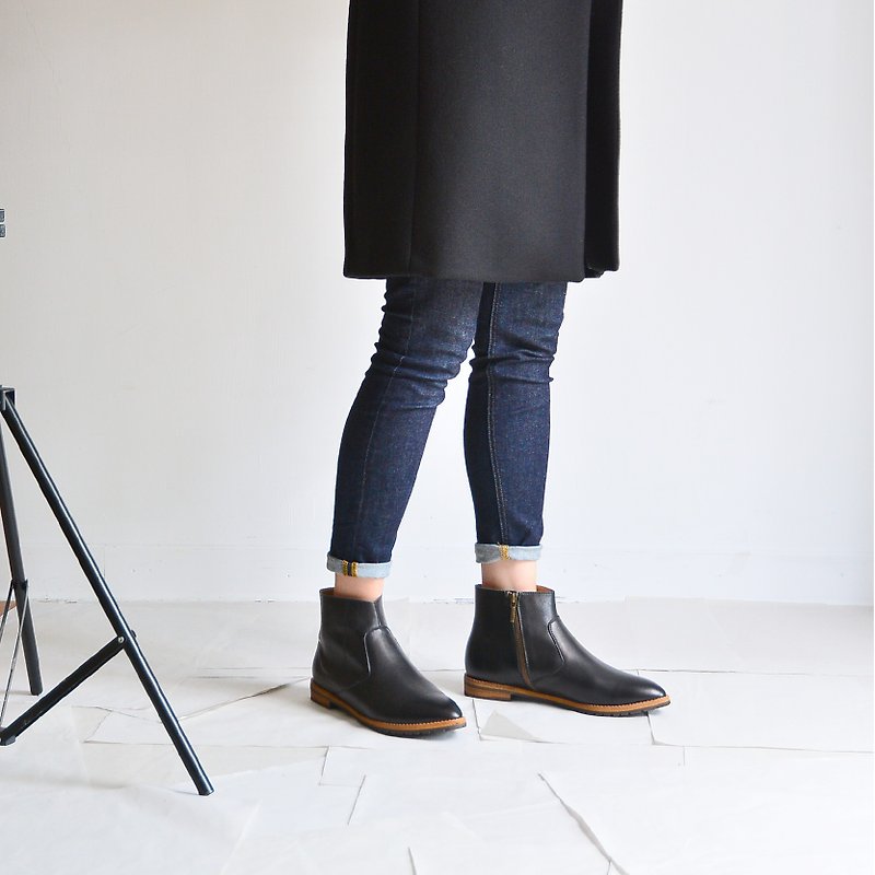 Pointy-toe Ankle Boots | Black - รองเท้าบูทสั้นผู้หญิง - หนังแท้ สีดำ
