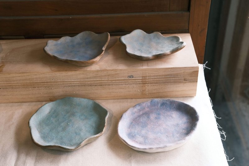 [罽罽 Pottery] Irregular wavy cloud texture plate-Plate basin ornaments plate incense sticks holder - ของวางตกแต่ง - ดินเผา หลากหลายสี