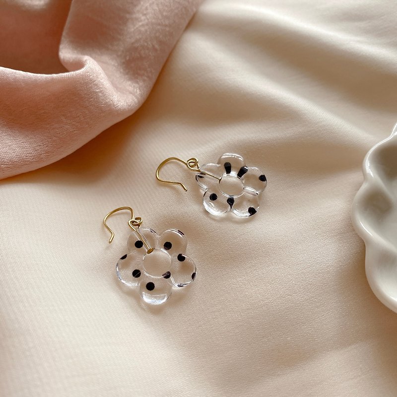 Black and white flowers- Bronze resin earrings-can be clipped - ต่างหู - ทองแดงทองเหลือง หลากหลายสี