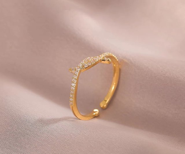 Index finger gold ring on sale design