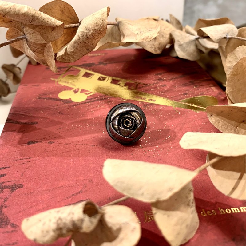 Re-Re蠶絲金工—風沙星辰大玫瑰徽章 - 徽章/別針 - 絲．絹 卡其色