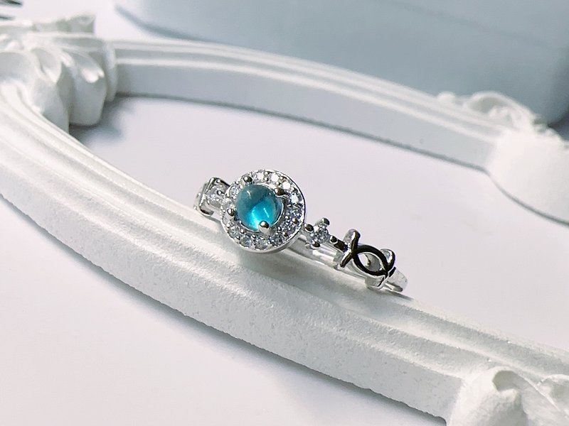 Natural Blue Topaz Cabochon Lustrous Elegant Delicate Sterling Silver Ring November Stone - แหวนทั่วไป - เงินแท้ สีน้ำเงิน