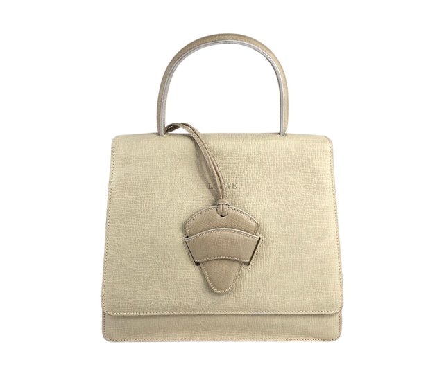 日本直送 名牌中古包 】LOEWE ロエベ エンボスレザー バルセロナ 日本直送 名牌中古包 】LOEWE ロエベ エンボスレザー バルセロナ