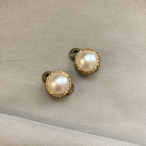 一J Studio ≡ vintage ≡ 奶白珍珠 麻花金邊 金屬夾式耳環 耐用 古董飾品 古董耳環
