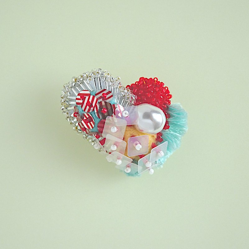 hanmmmo brooch Msize - เข็มกลัด - งานปัก สีแดง