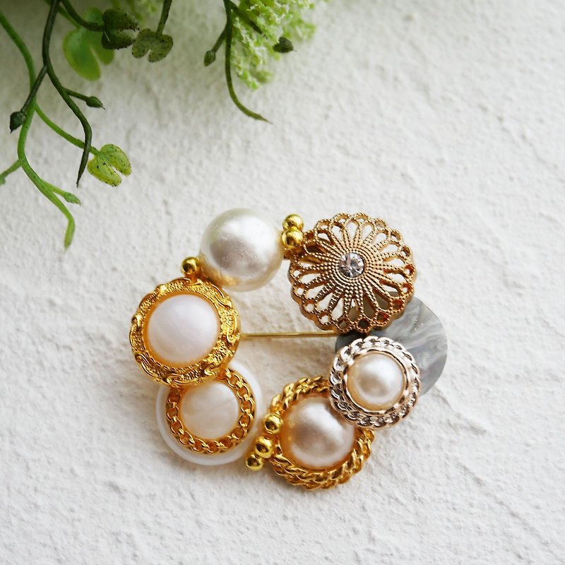 Brooch, button brooch, pearl, 1 piece - Brooches - Other Metals White
