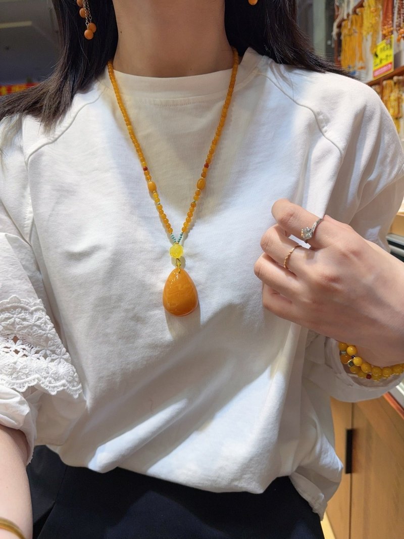 天然俄料蜜蠟水滴吊墜 妖花雞油黃老蜜蠟 天然流動紋 蜜滿蠟實 - 吊飾/掛飾 - 水晶 