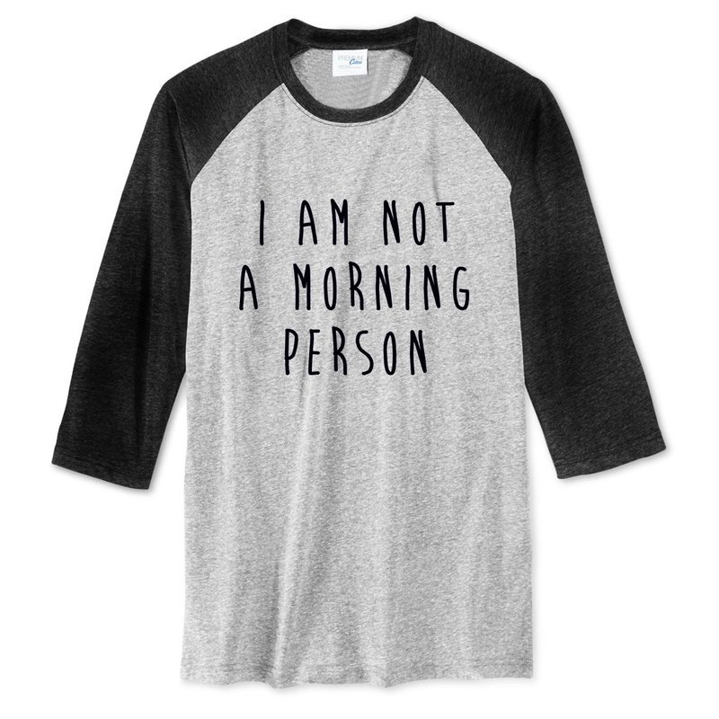 I AM NOT A MORNING PERSON 中性七分袖T恤 灰黑色 我不是一個早起的人 文青 藝術 設計 時髦 文字 時尚 - 男 T 恤 - 棉．麻 灰色