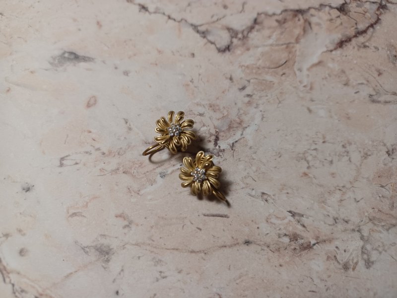 Daisy zircon flower Bronze Clip-On mosquito coil Clip-On painless Clip-On - Earrings & Clip-ons - Copper & Brass Gold