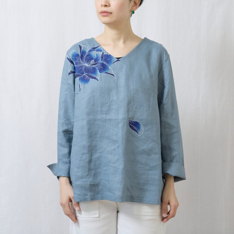 Linen・V-neck blouse・Peony pattern - Women's Shirts - Cotton & Hemp Blue