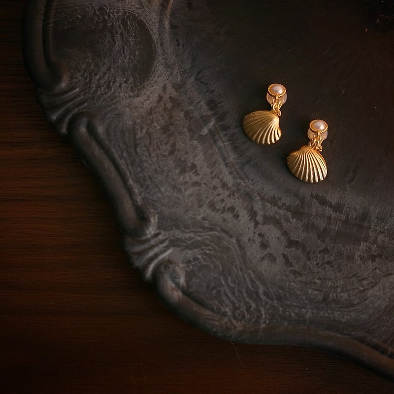 Mell golden shell earrings - ต่างหู - ทองแดงทองเหลือง 