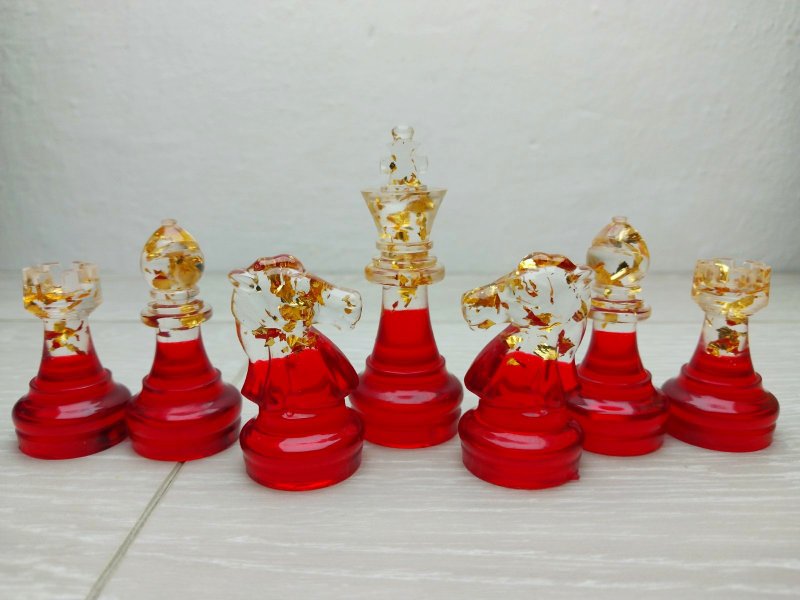 ボード付きカスタム樹脂チェスセット |キングのサイズ 2.75 インチ (7 cm) |エポキシ樹脂 - ボードゲーム・玩具 - レジン レッド