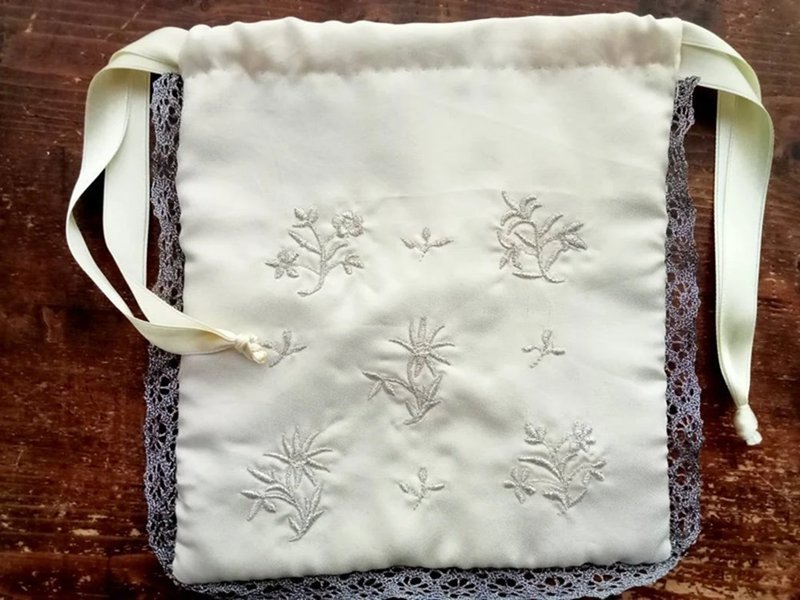 1795 Silk Handbag – Historical Reproduction, One of a Kind - 束口袋/束口背包/水桶包 - 絲．絹 白色