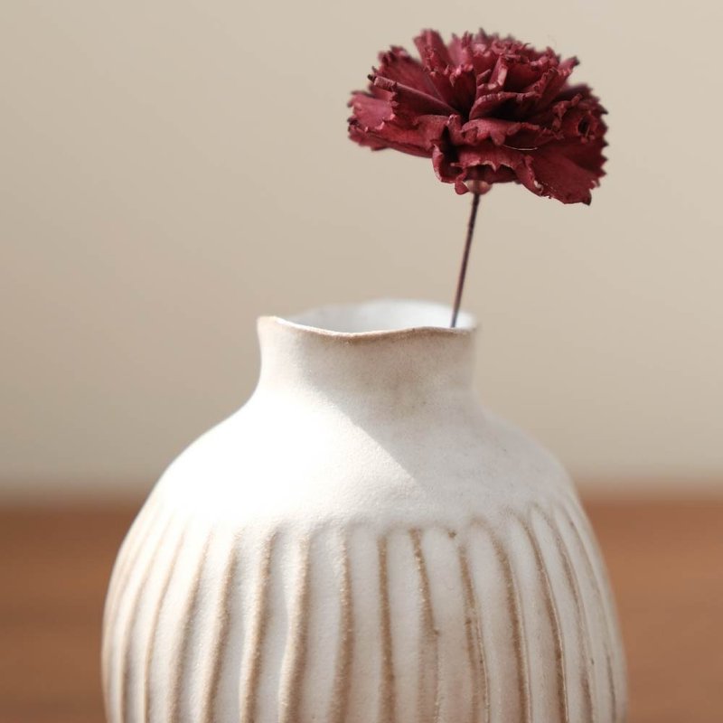 【Chiao】 Hand-made flower vase - Pottery & Ceramics - Pottery White