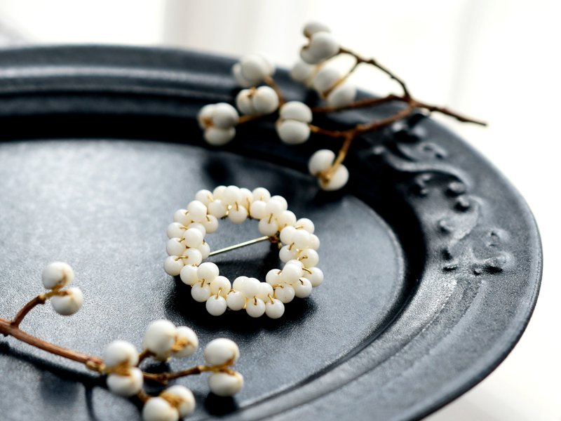 [Brooch, S size] White coral, pure and natural wreath - Brooches - Semi-Precious Stones White