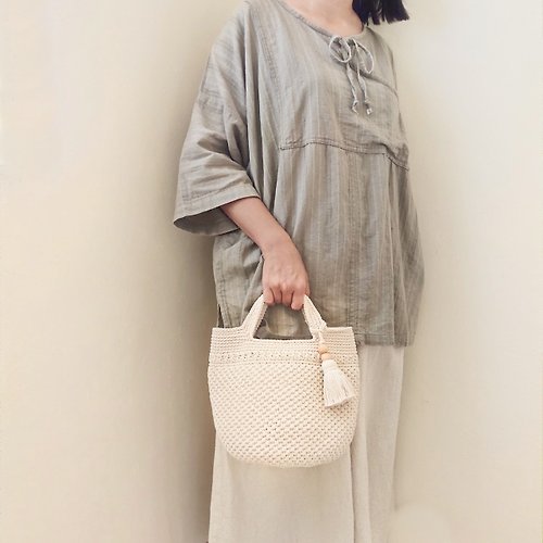 Meet Cute Natural-color Cotton Yarn Crochet bucket handbag with tassel charm